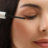 Cosméticos en tamaño de viaje para el cuidado de pestañas y cejas