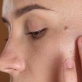 Pflege für zu erweiterten Poren neigende Haut