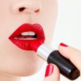 De beaux rouges à lèvres à la mode disponibles dans de nombreuses teintes.