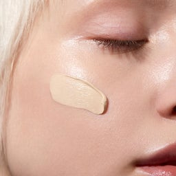 MÁDARA SKINONYM Semi-Matte Peptide Foundation - 10 Porcelain