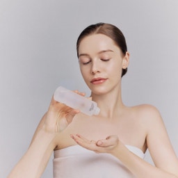 WHAMISA Organic Pear Blossom Essence Toner