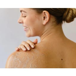 IONIQ Skincare BODY SCRUB Tube - 150 ml