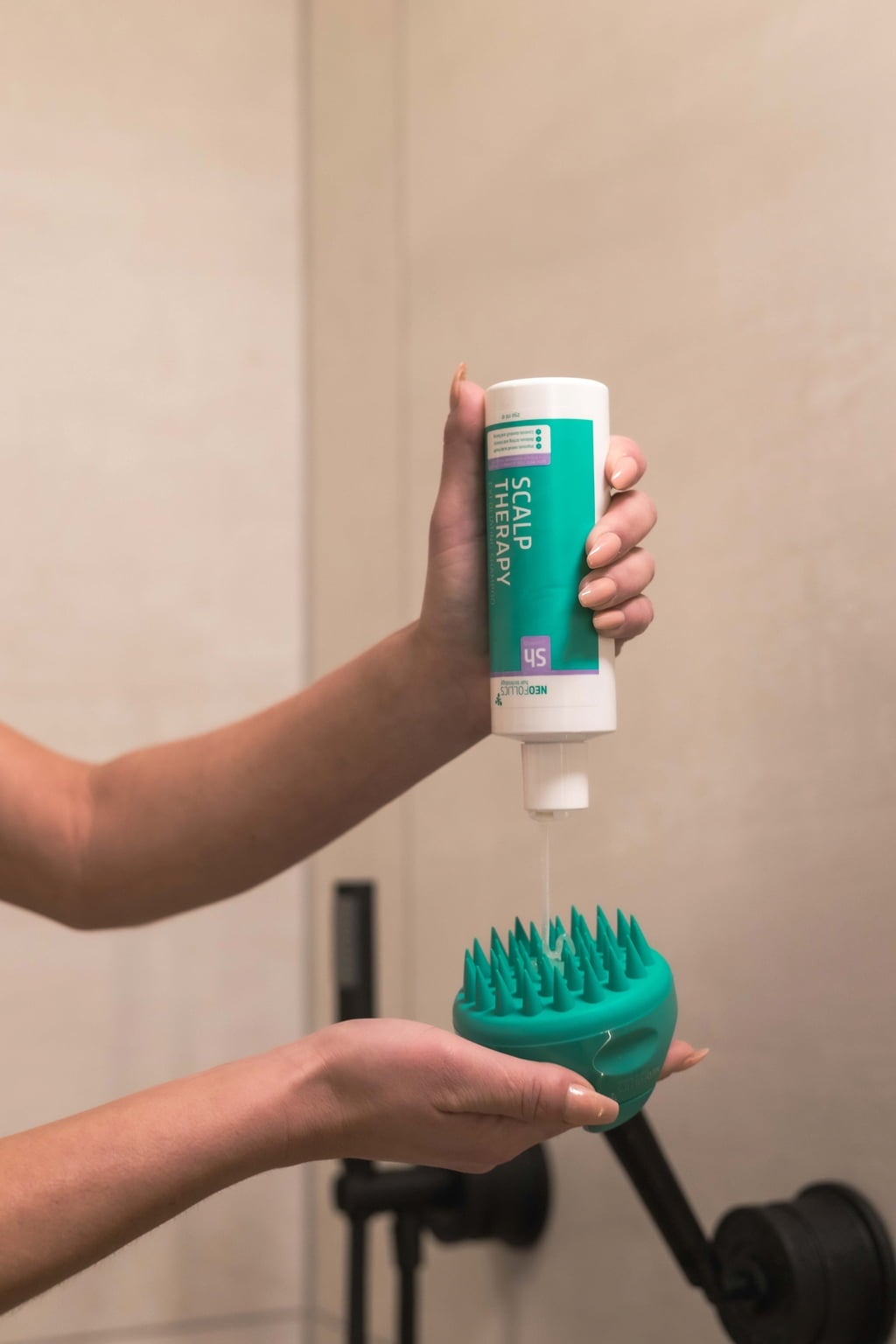 Neofollics Scalp Massage Brush - 1 Pc