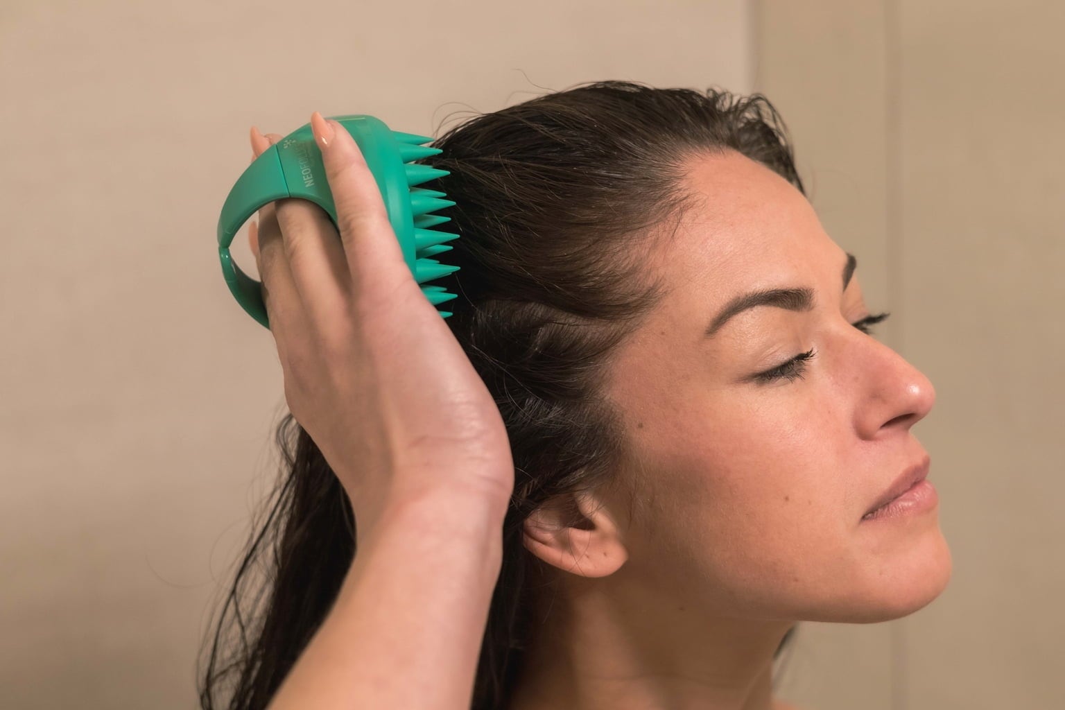 Neofollics Scalp Massage Brush - 1 Pc